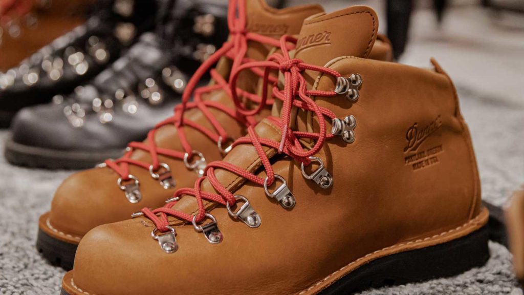 Tips-To-Remove-Creases-of-Leather-Shoes-&-Boots-on-hometalk